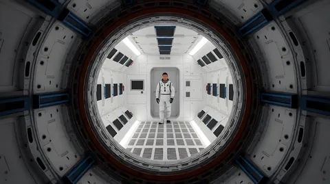 《2001 太空漫游》 · 大量镜头机位正对纵深方向，舱室结构左右对称，